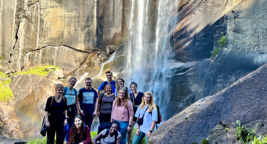 Groepsfoto watervallen Yosemite